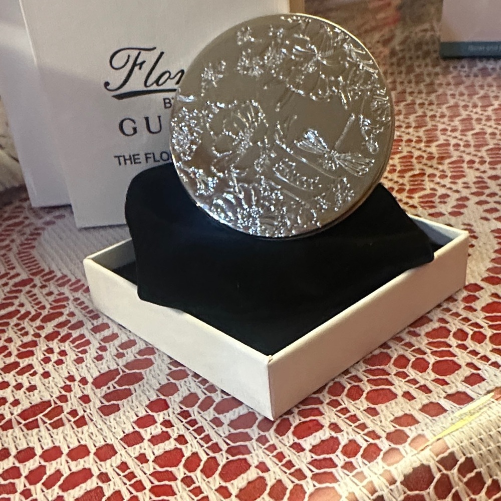 Gucci Flora Garden Accent /mirror to carry around in a luxury bag